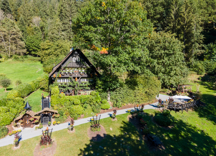 Schwarzwaldhaus Wolftal – Historisches Jagdanwesen, Park und Wildbach im Schwarzwald
