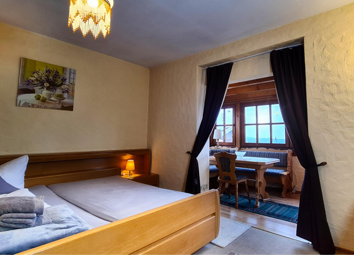 Zi04 Doppelzimmer Loggia und Balkon 