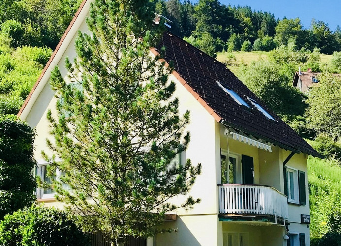 Ferienhaus Oesterle - Idyllisches Schwarzwaldhaus am Bach mit Terrasse & Balkon