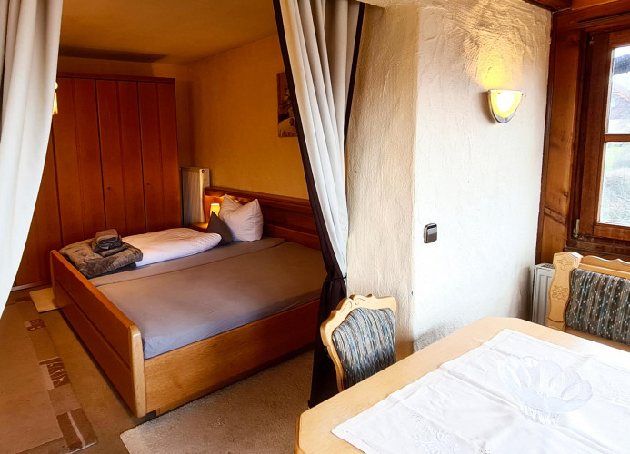 Zi04 Doppelzimmer Loggia und Balkon 
