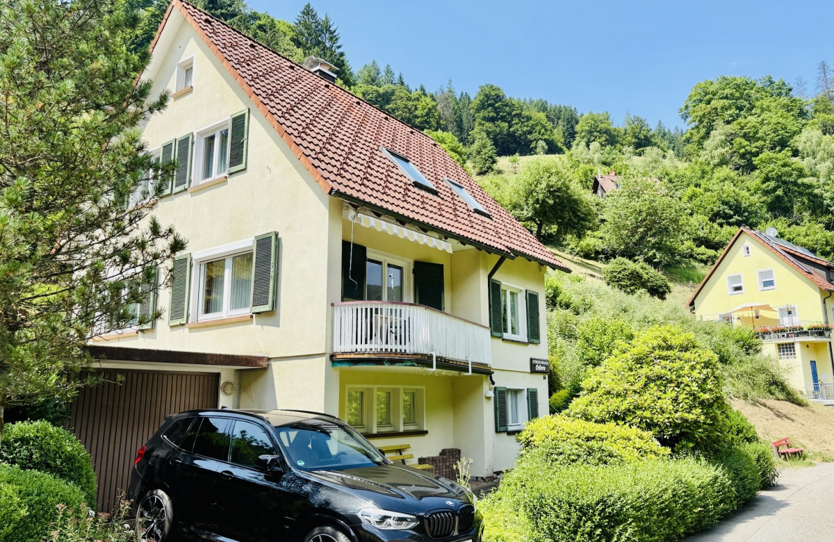 Ferienhaus Oesterle - Idyllisches Schwarzwaldhaus am Bach mit Terrasse & Balkon