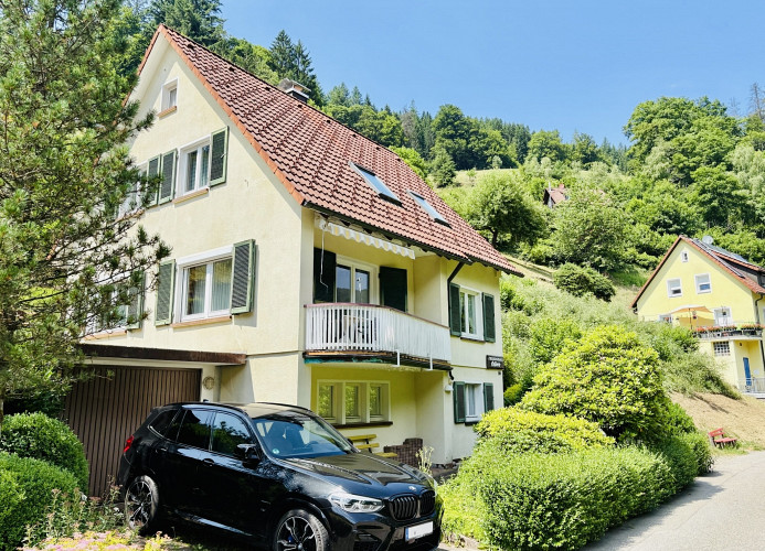 Ferienhaus Oesterle - Idyllisches Schwarzwaldhaus am Bach mit Terrasse & Balkon