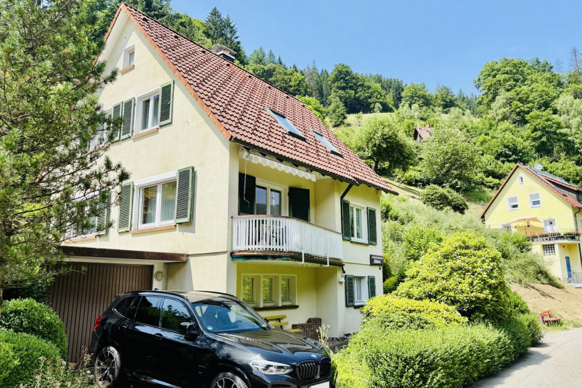 Ferienhaus Oesterle - Idyllisches Schwarzwaldhaus am Bach mit Terrasse & Balkon