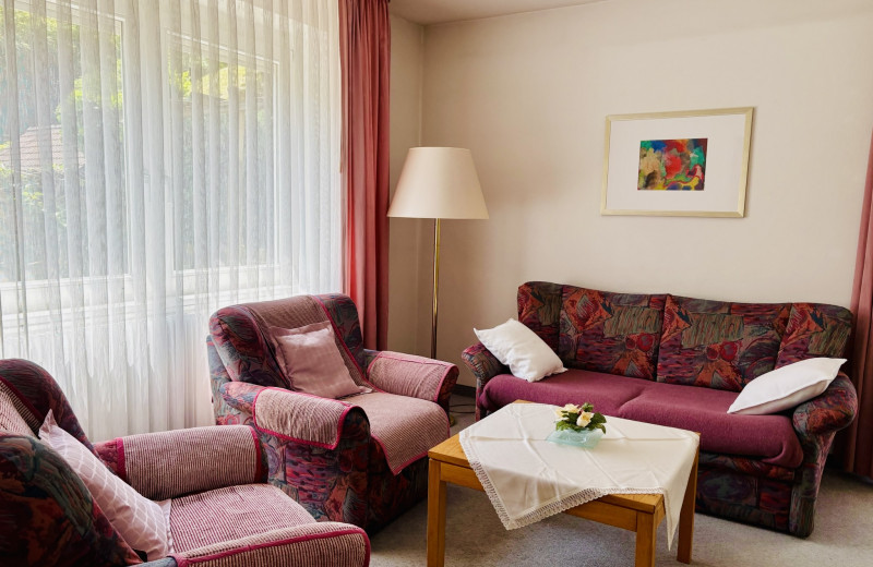 Ferienhaus Oesterle - Idyllisches Schwarzwaldhaus am Bach mit Terrasse & Balkon