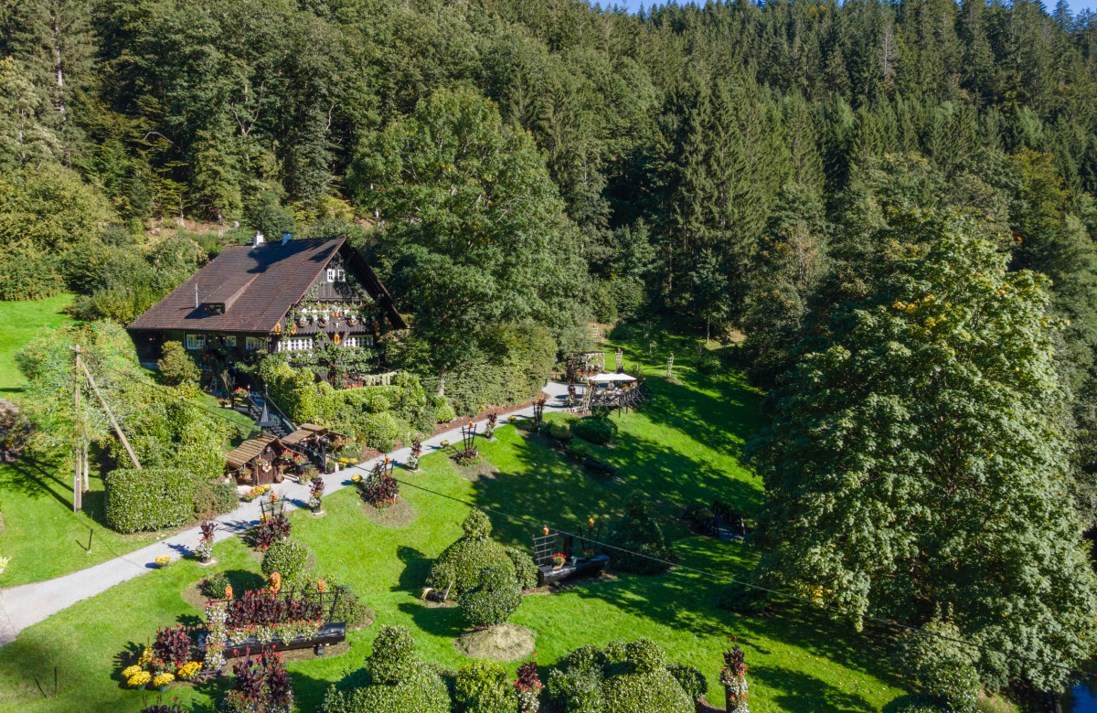 Schwarzwaldhaus Wolftal – Historisches Jagdanwesen, Park und Wildbach im Schwarzwald