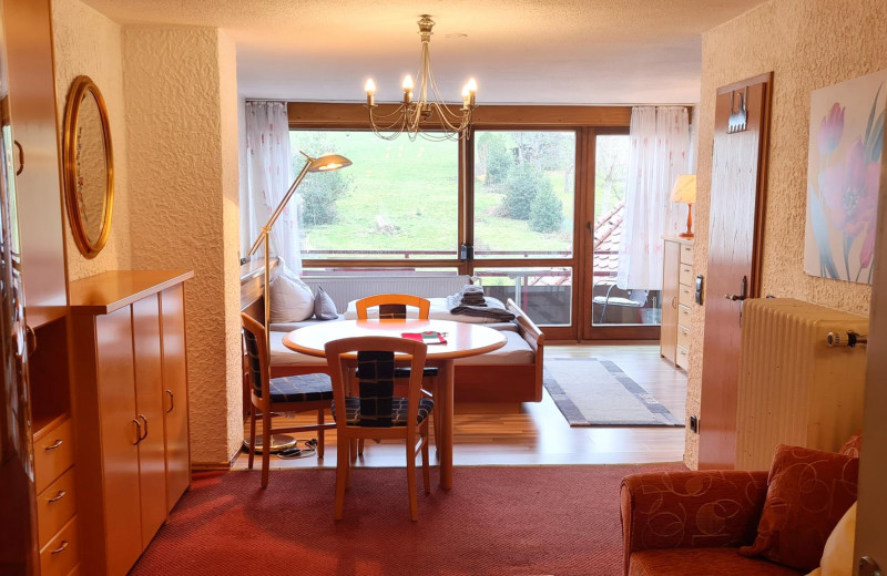 Zi06 Doppelzimmer Schönblick mit Balkon und weiter Blick ins Grüne 