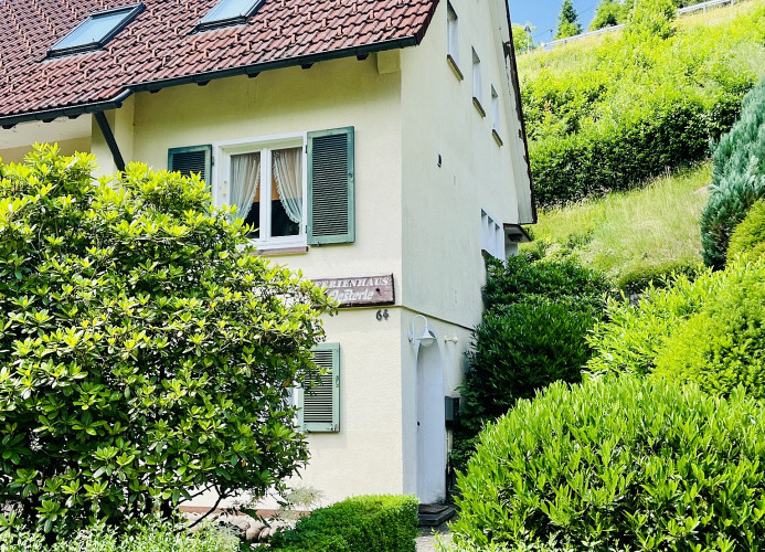Ferienhaus Oesterle - Idyllisches Schwarzwaldhaus am Bach mit Terrasse & Balkon