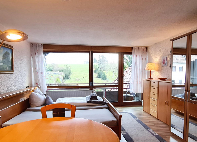 Zi06 Doppelzimmer Schönblick mit Balkon und weiter Blick ins Grüne 