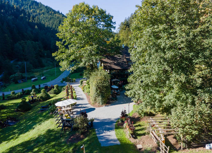 Schwarzwaldhaus Wolftal – Historisches Jagdanwesen mit Kutschenmuseum, Park und Wildbach im Schwarzwald