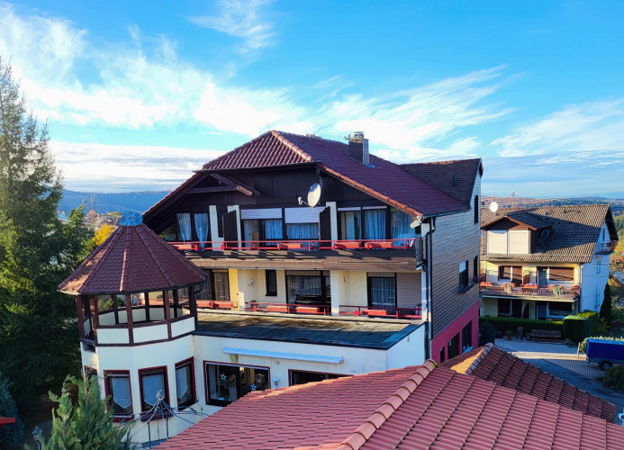 Zi06 Doppelzimmer Schönblick mit Balkon und weiter Blick ins Grüne 