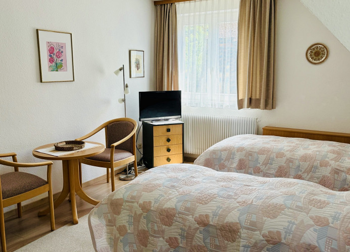 Ferienhaus Oesterle - Idyllisches Schwarzwaldhaus am Bach mit Terrasse & Balkon