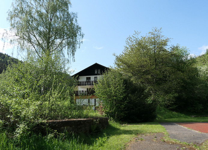 Freizeitheim Wilhelm Kiefer Haus mit großem Grundstück, Feuerstelle, Tennisplatz
