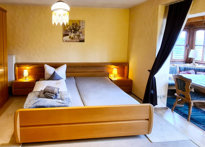 Zi04 Doppelzimmer Loggia und Balkon 
