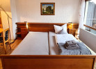 Zi06 Doppelzimmer Schönblick mit Balkon und weiter Blick ins Grüne 