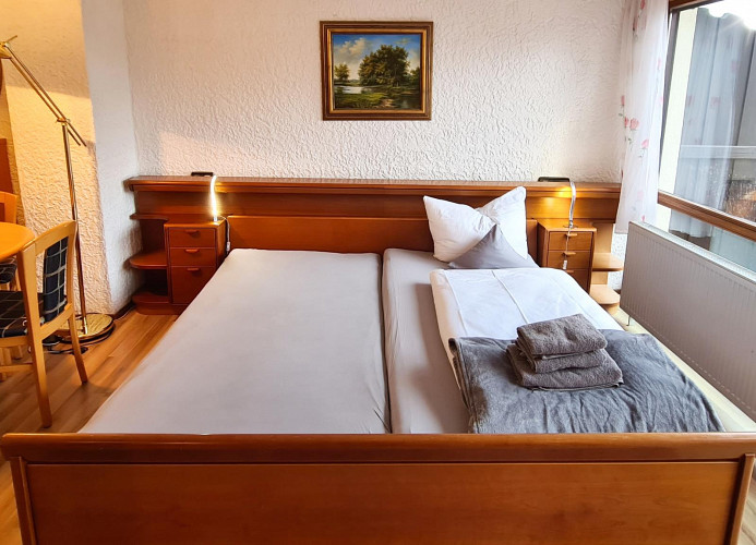 Zi06 Doppelzimmer Schönblick mit Balkon und weiter Blick ins Grüne 