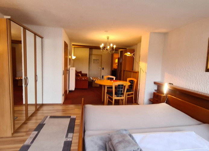 Zi06 Doppelzimmer Schönblick mit Balkon und weiter Blick ins Grüne 