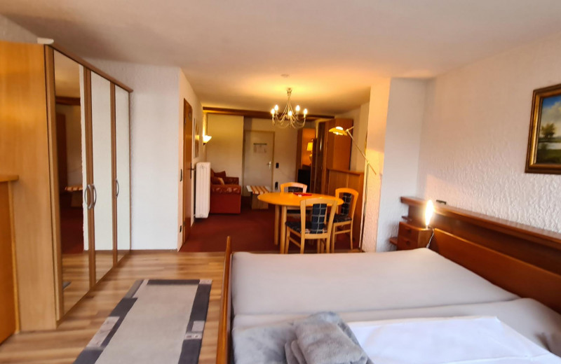 Zi06 Doppelzimmer Schönblick mit Balkon und weiter Blick ins Grüne 