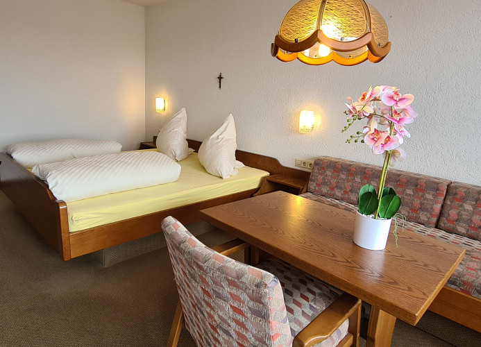 Doppelzimmer Heimatliebe mit schönem Balkon - Pension Hauber 